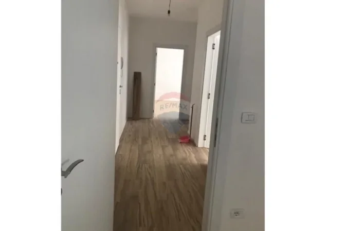 Tirane, jepet me qera zyre , 95 m² 650 € (Laprake, Rruga Dritan Hoxha)