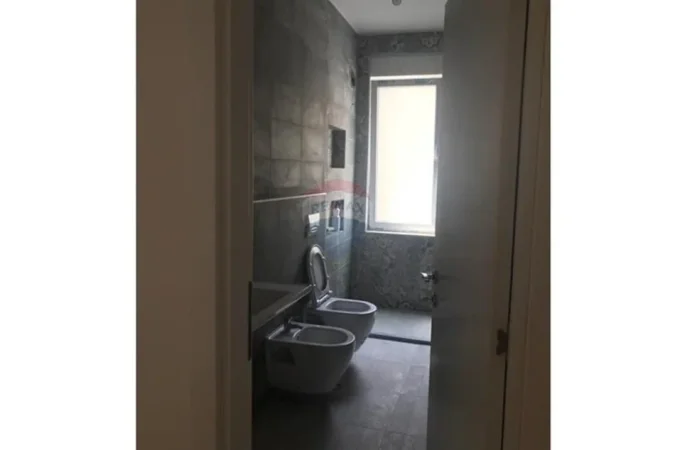 Tirane, jepet me qera zyre , 95 m² 650 € (Laprake, Rruga Dritan Hoxha)