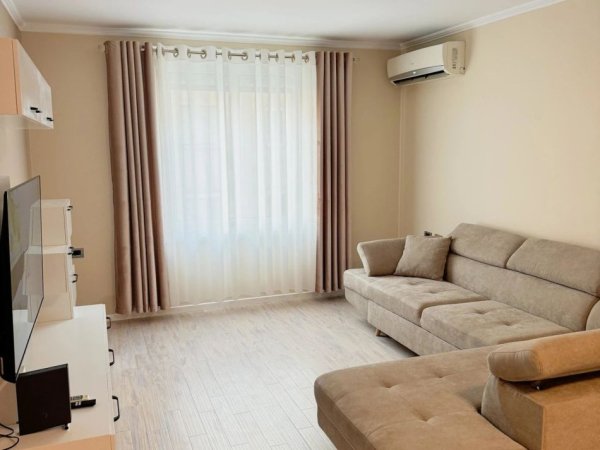 Tirane, jepet me qera apartament 2+1+Ballkon Kati 3, 76 m² 900 € (QENDER)