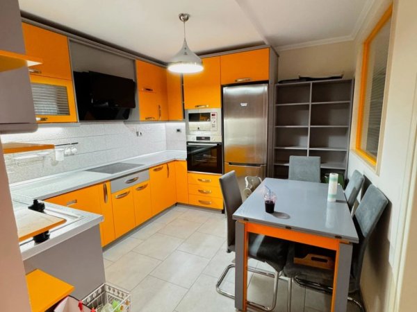 Tirane, jepet me qera apartament 2+1+Ballkon Kati 3, 76 m² 900 € (QENDER)