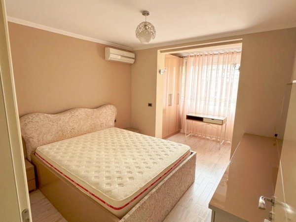 Tirane, jepet me qera apartament 2+1+Ballkon Kati 3, 76 m² 900 € (QENDER)