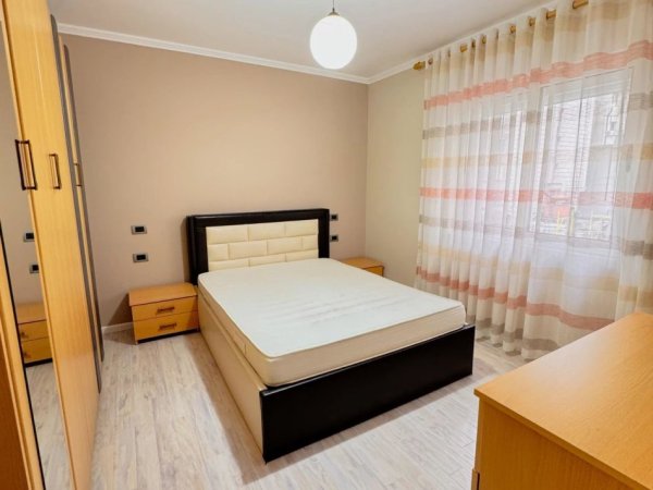 Tirane, jepet me qera apartament 2+1+Ballkon Kati 3, 76 m² 900 € (QENDER)