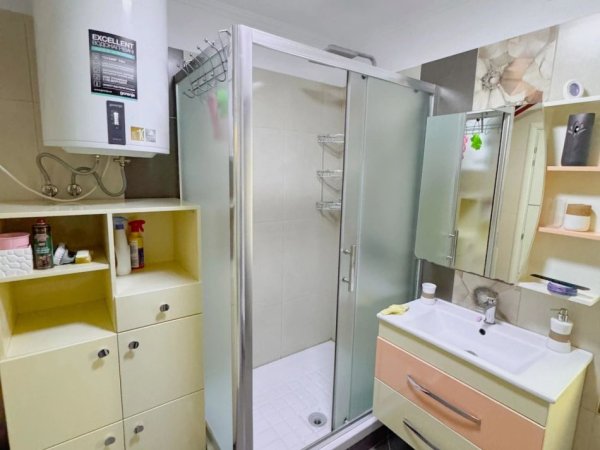 Tirane, jepet me qera apartament 2+1+Ballkon Kati 3, 76 m² 900 € (QENDER)