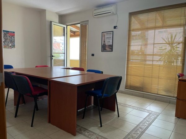 Tirane, jepet me qera ambjent biznesi Kati 2, 196 m² 1.000 € 
