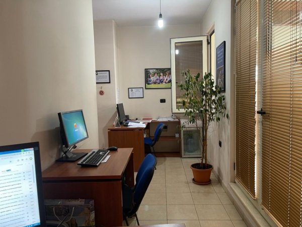 Tirane, jepet me qera ambjent biznesi Kati 2, 196 m² 1.000 € 