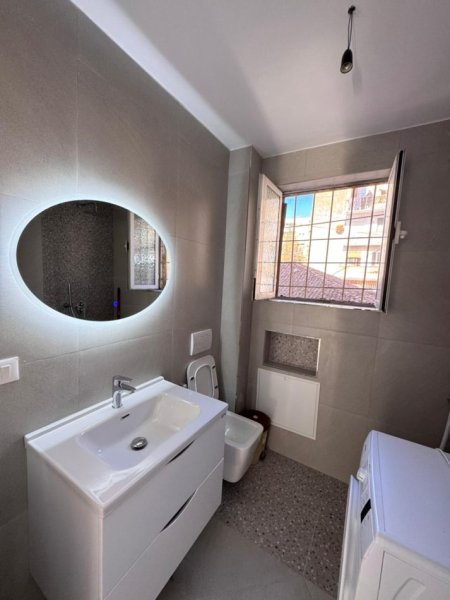 Tirane, jepet me qera zyre Kati 2, 73 m² 1.000 € (Rruga Mine Peza)