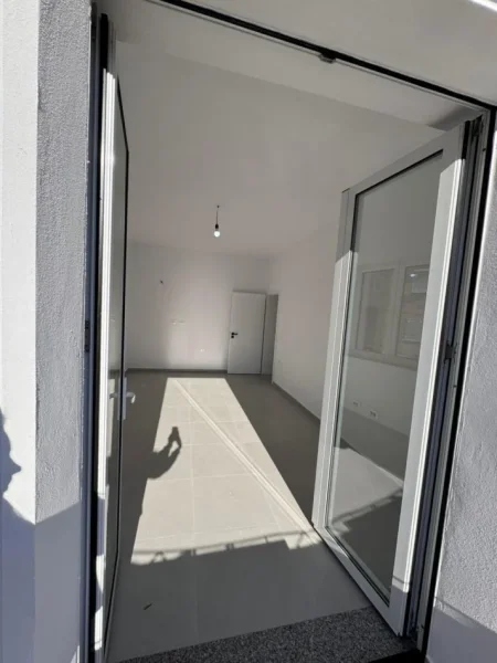 Tirane, jepet me qera zyre Kati 2, 73 m² 1.000 € (Rruga Mine Peza)