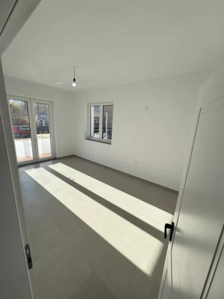 Tirane, jepet me qera zyre Kati 2, 73 m² 1.000 € (Rruga Mine Peza)