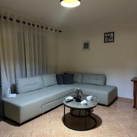 Tirane, jepet me qera apartament 1+1+Ballkon Kati 2, 60 m² 350 € (YZBERISHT)