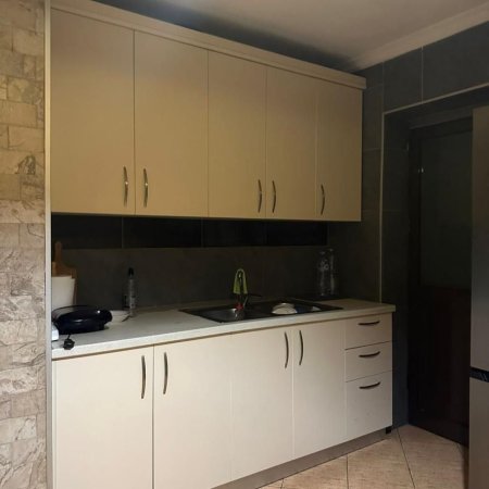 Tirane, jepet me qera apartament 1+1+Ballkon Kati 2, 60 m² 350 € (YZBERISHT)