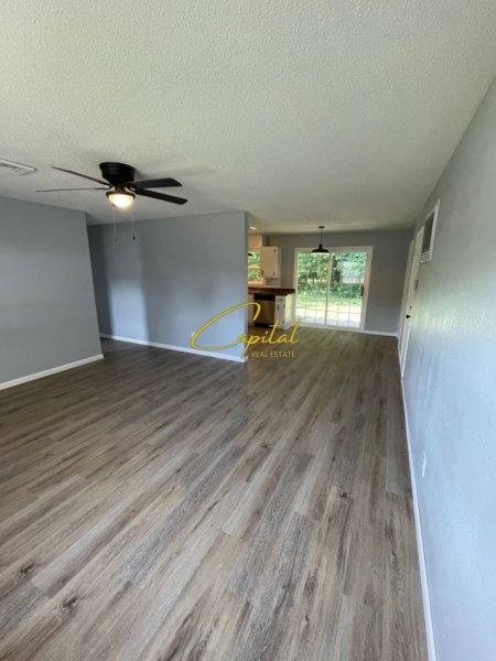 Tirane, jepet me qera zyre Kati 0, 50 m² 400 € (ALI DEMI)