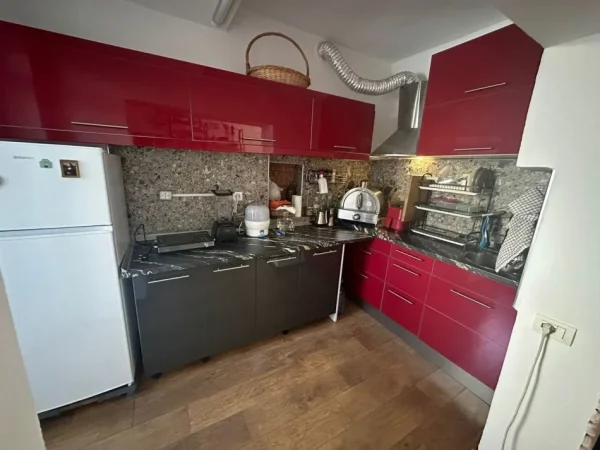 Tirane, jepet me qera apartament 1+1 Kati 1, 65 m² 600 € (PAZARI I RI)