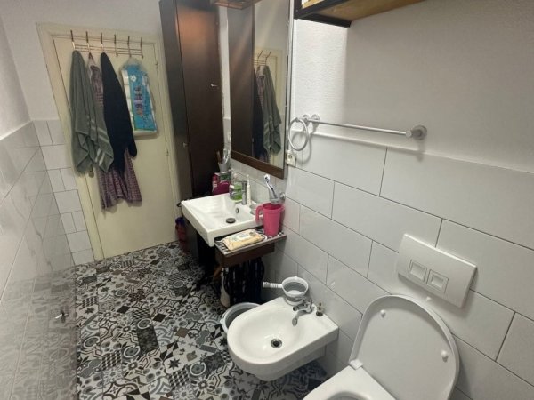 Tirane, jepet me qera apartament 1+1 Kati 1, 65 m² 600 € (PAZARI I RI)