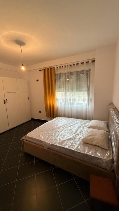 Tirane, jepet me qera apartament 2+1 Kati 3, 90 m² 400 € (Kopshti Botanik)