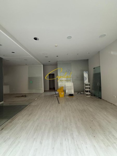 Tirane, jepet me qera dyqan Kati 0, 87 m² 1.300 € (KOPSHTI ZOOLOGJIK)