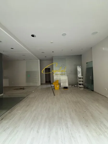 Tirane, jepet me qera dyqan Kati 0, 87 m² 1.300 € (KOPSHTI ZOOLOGJIK)