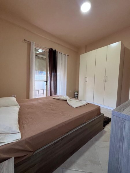 Tirane, jepet me qera apartament 2+1 Kati 1, 90 m² 500 € (FRESKU)