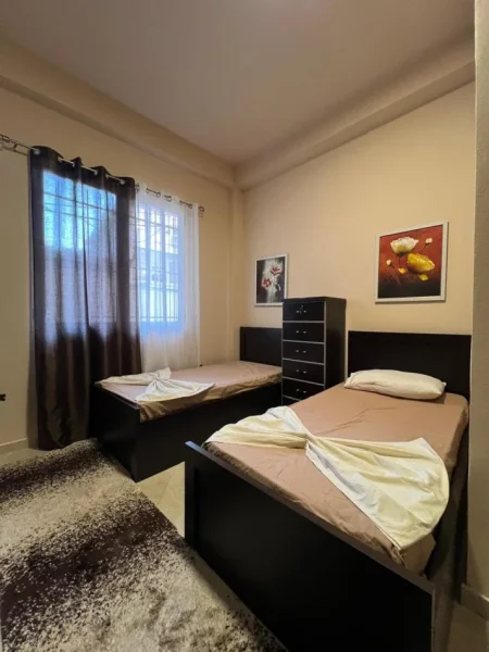 Tirane, jepet me qera apartament 2+1 Kati 1, 80 m² 519 € (Rruga Muhamet Deliu)