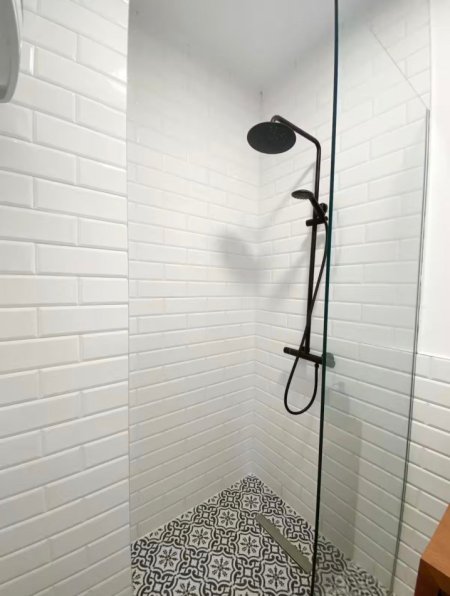 Tirane, jepet me qera apartament 1+1 Kati 1, 65 m² 900 € (stacioni trenit)