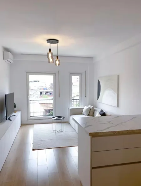 Tirane, jepet me qera apartament 1+1 Kati 1, 65 m² 900 € (stacioni trenit)