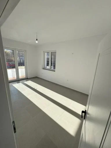 Tirane, jepet me qera zyre Kati 2, 73 m² 1.000 € (Rruga Fortuzi)