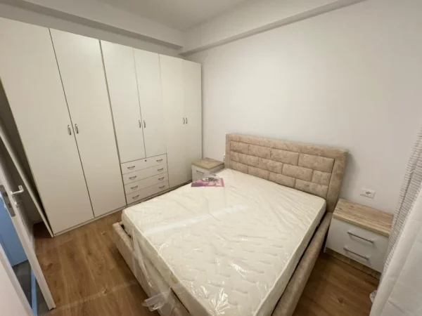 Tirane, jepet me qera apartament 1+1 Kati 1, 