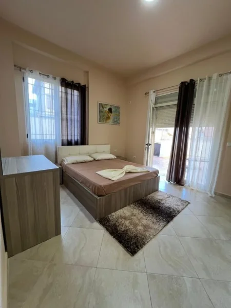 Tirane, jepet me qera apartament 1+1 Kati 1, 500 € (fresku)