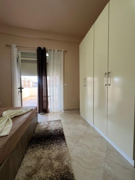 Tirane, jepet me qera apartament 1+1 Kati 1, 500 € (fresku)
