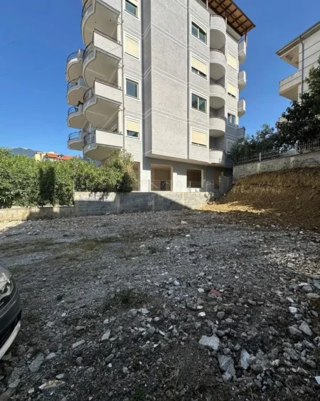 Tirane, jepet me qera truall , 300 m² (Kodra e Priftit)