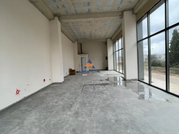 Tirane, jepet me qera dyqan Kati 0, 100 m² 1.300 € 