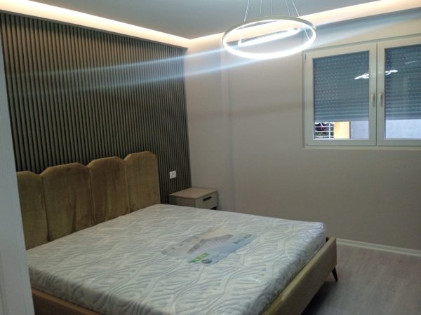 Tirane, jepet me qera apartament 2+1 Kati 3, 120 m² 500 € (Pallatet e Tom Doshit)