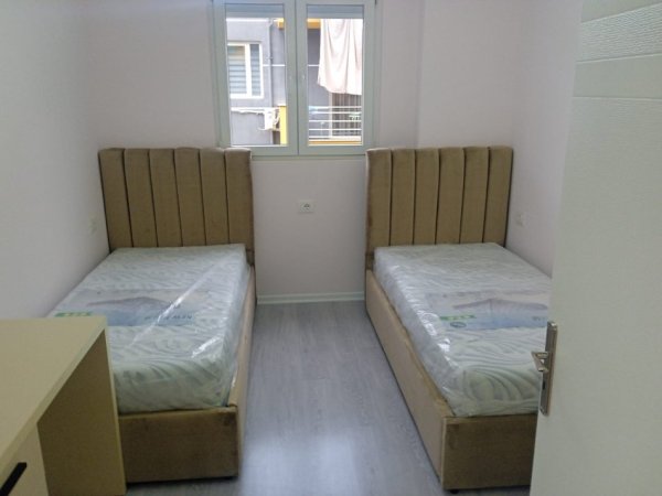 Tirane, jepet me qera apartament 2+1 Kati 3, 120 m² 500 € (Pallatet e Tom Doshit)