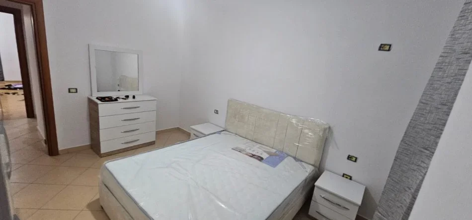 Tirane, jepet me qera apartament 2+1+Ballkon Kati 3, 115 m² 500 € (Yzberisht)