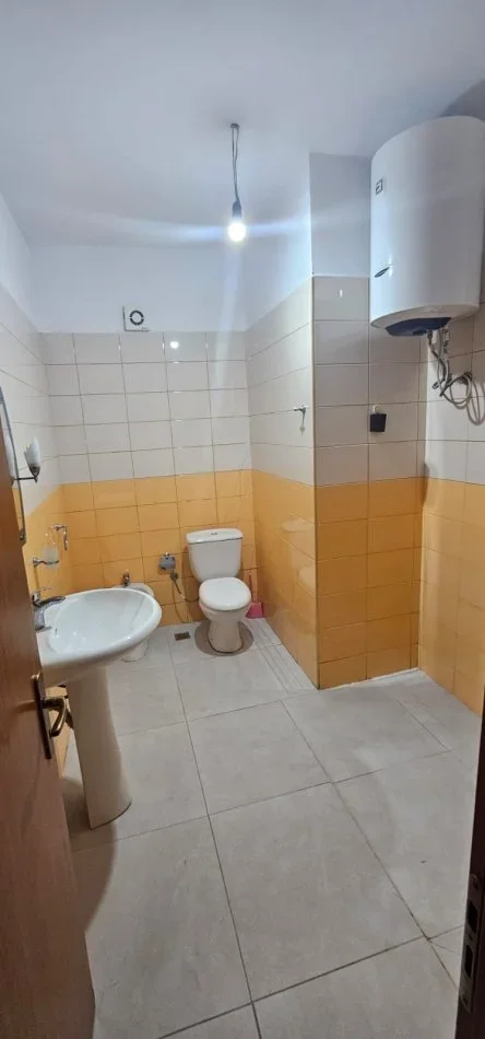 Tirane, jepet me qera apartament 2+1+Ballkon Kati 3, 115 m² 500 € (Yzberisht)