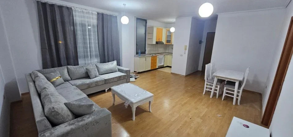 Tirane, jepet me qera apartament 2+1+Ballkon Kati 3, 115 m² 500 € (Yzberisht)