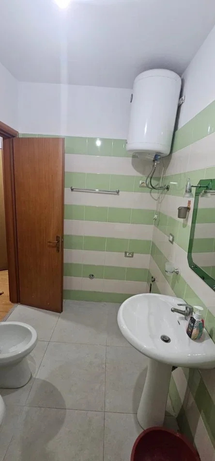 Tirane, jepet me qera apartament 2+1+Ballkon Kati 3, 115 m² 500 € (Yzberisht)