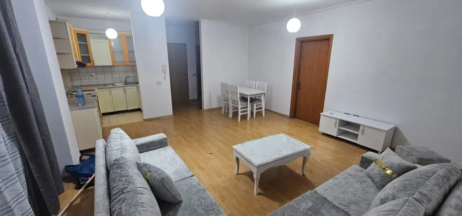 Tirane, jepet me qera apartament 2+1+Ballkon Kati 3, 115 m² 500 € (Yzberisht)