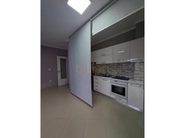 Tirane, jepet me qera , 95 m² 700 € (Prane Toptanit)