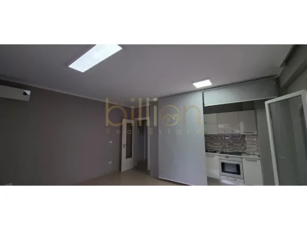 Tirane, jepet me qera , 95 m² 700 € (Prane Toptanit)