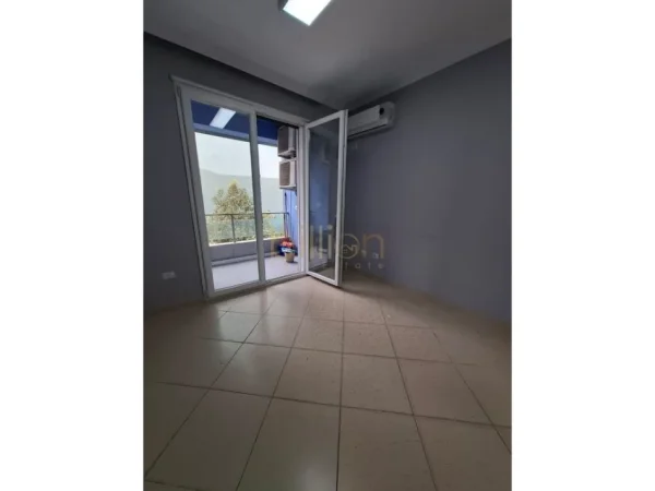 Tirane, jepet me qera , 95 m² 700 € (Prane Toptanit)