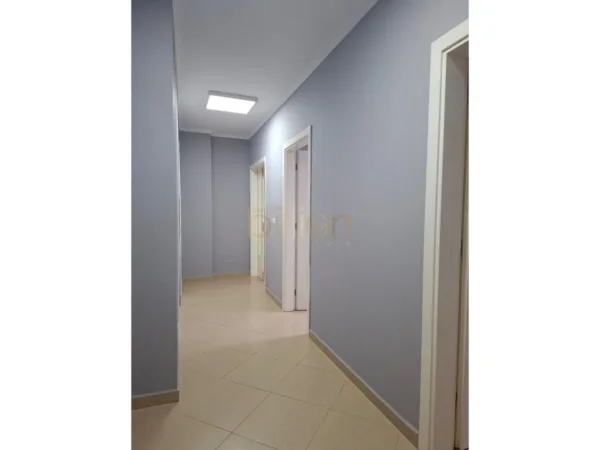 Tirane, jepet me qera , 95 m² 700 € (Prane Toptanit)
