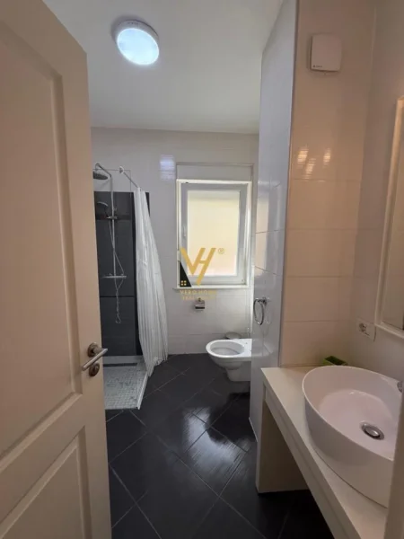 Tirane, jepet me qera apartament 3+1+Ballkon Kati 1, 270 m² 1.800 € (REZIDENCA “TOUCH OF SUN”, SAUK)