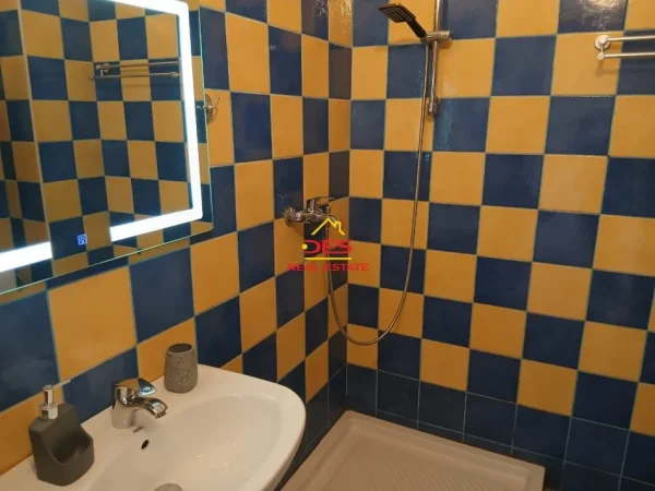 Vlore, jepet me qera apartament 1+1+Ballkon Kati 3, 70 m² 330 € (Orikum)