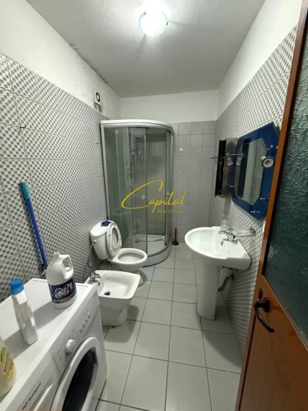 Tirane, jepet me qera apartament 1+1 Kati 5, 65 m² 400 € (YZBERISHT)