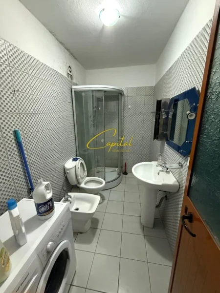 Tirane, jepet me qera apartament 1+1 Kati 5, 65 m² 400 € (YZBERISHT)