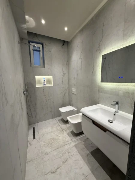 Tirane, jepet me qera Vile 2 Katshe Kati 2, 335 m² 2.000 € (rruga e kavajes , 21 dhjetori)