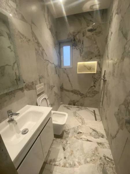 Tirane, jepet me qera ambjent biznesi Kati 2, 335 m² 2.000 € (rruga e kavajes , 21 dhjetori)