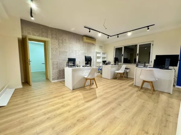 Tirane, jepet me qera dyqan Kati 1, 110 m² 1.100 € (sheshi Skenderbej)