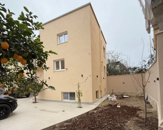 Tirane, jepet me qera zyre Kati 2, 335 m² 2.000 € (rruga e kavajes , 21 dhjetori)