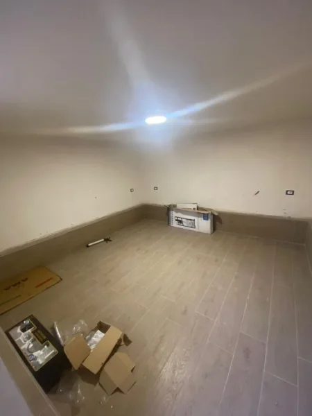 Tirane, jepet me qera magazine Kati 2, 335 m² 2.000 € (rruga e kavajes , 21 dhjetori)